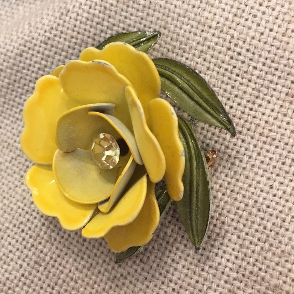 LISNER Vintage Yellow Enamel Rose with Rhinestones - Picture 4 of 12
